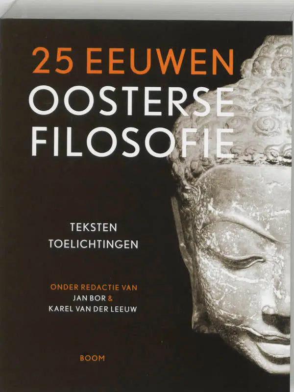Zwart boek met monochroom beeld van een gedetailleerd gebeeldhouwd stenen boeddhahoofd en titel 25 eeuwen oosterse filosofie in oranje en wit