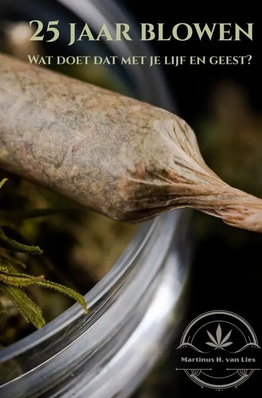 Een strak opgerolde aardkleurige cannabis joint met groene bladtips voor 25 jaar lang blowen product