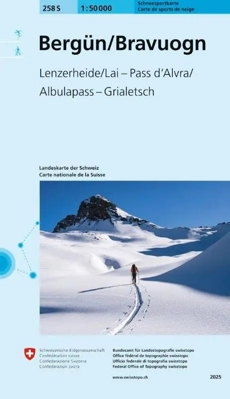 Sneeuwbedekte bergtop met een eenzame wandelaar op de achtergrond op bravuogn schneesportkarte 258s bergün bravuogn