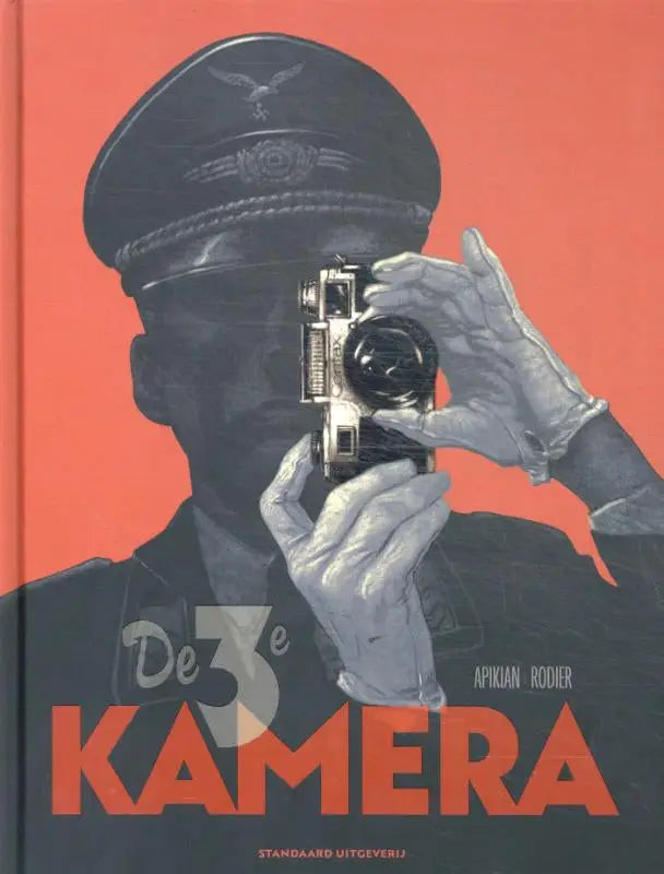 Een vintage zilveren en zwarte camera van de 3e kamera houdt glanzende handschoenen vast tegen rood met cédric apikian strips algemeen