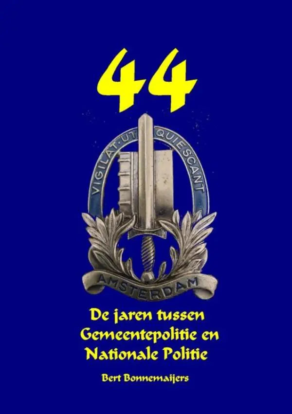 Boekcover van 44 - de jaren tussen gemeentepolitie en nationale politie met zilveren metalen insigne op blauwe achtergrond