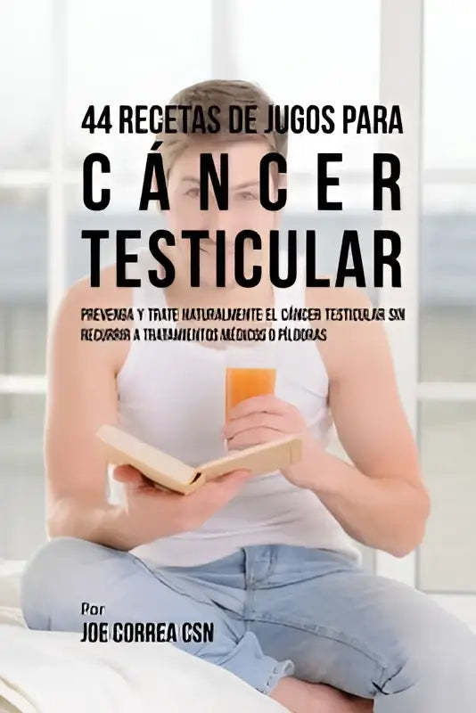 Vrouw in witte tanktop en blauwe jeans zit met een open boek en glas sinaasappelsap bij 44 recetas de jugos para cancer testicular prevenga y trate