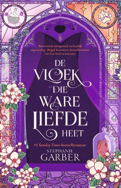 Paarse boekomslag met glas-in-lood ontwerp en bloemmotieven voor het boek de vloek die ware liefde heet