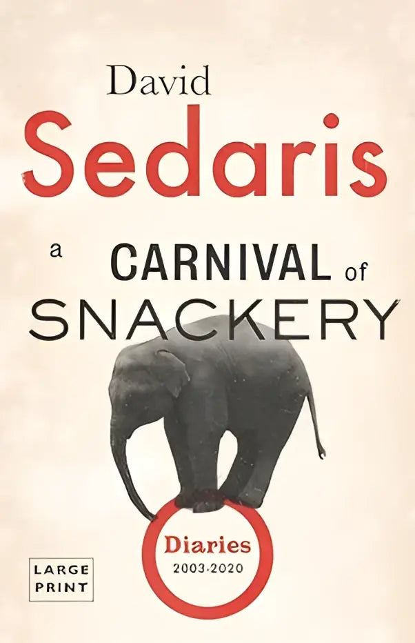 Grote letter paperback boek a carnival of snackery door david sedaris met zwartwit illustratie van een olifant