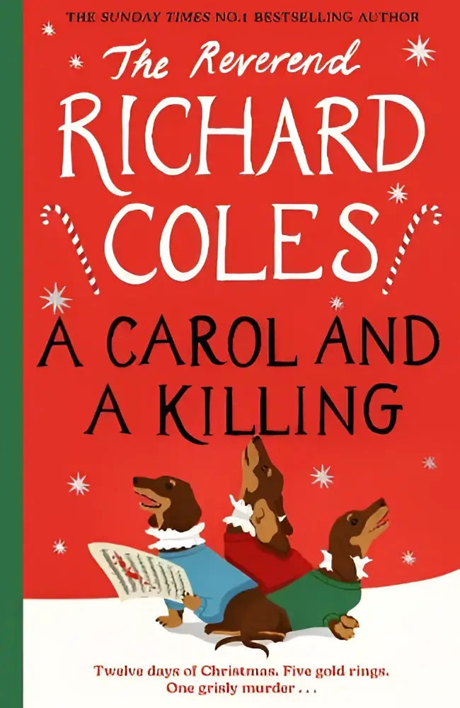 Rood hardcoverboek a carol and a killing met illustraties van drie teckels in feestelijke kleding tegen een sneeuwachtergrond