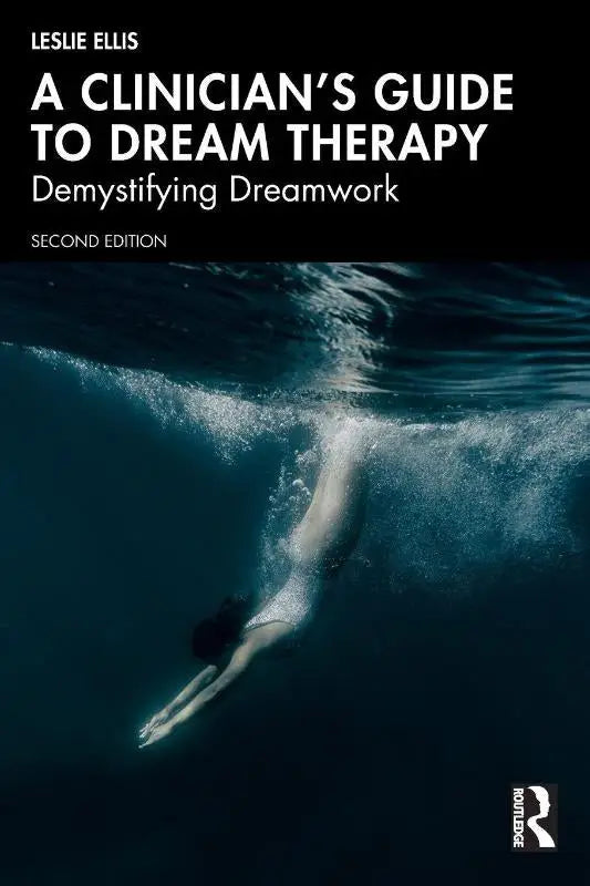 De boekcover van a clinician’s guide to dream therapy toont een vrouw in een zilveren duikpak en demystifying dreamwork