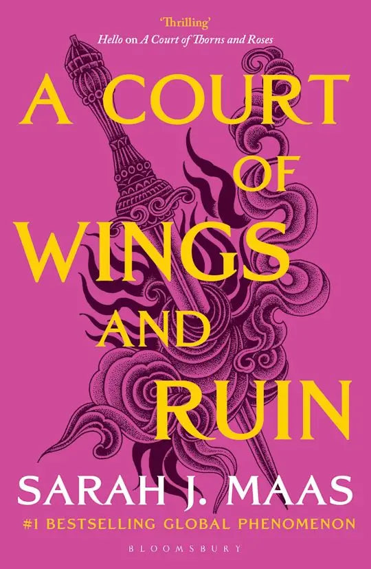 Hardback wings and ruin boek in levendig roze met gele titel en sierlijk zwart-paarse dolk illustratie van sarah j. maas