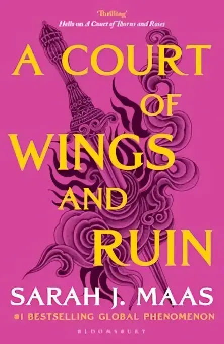 De voorkant van de uk paperback wings and ruin van sarah j maas toont gele titel op felroze achtergrond met zwarte paarse vleugels