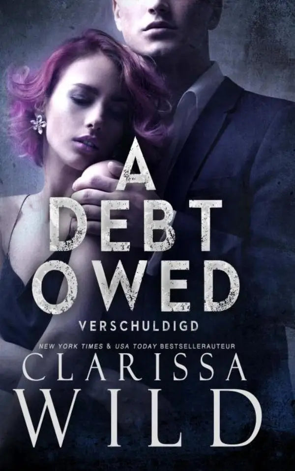 A debt owed dark romance boekomslag met een vrouw met roze haar en een man in pak op een grijze achtergrond