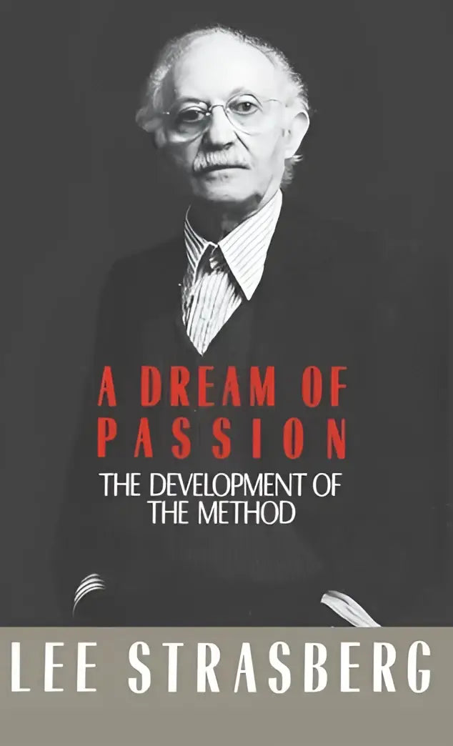 Zwart-wit boekomslag met portret van een man in bril en formele kleding getiteld a dream of passion door lee strasberg