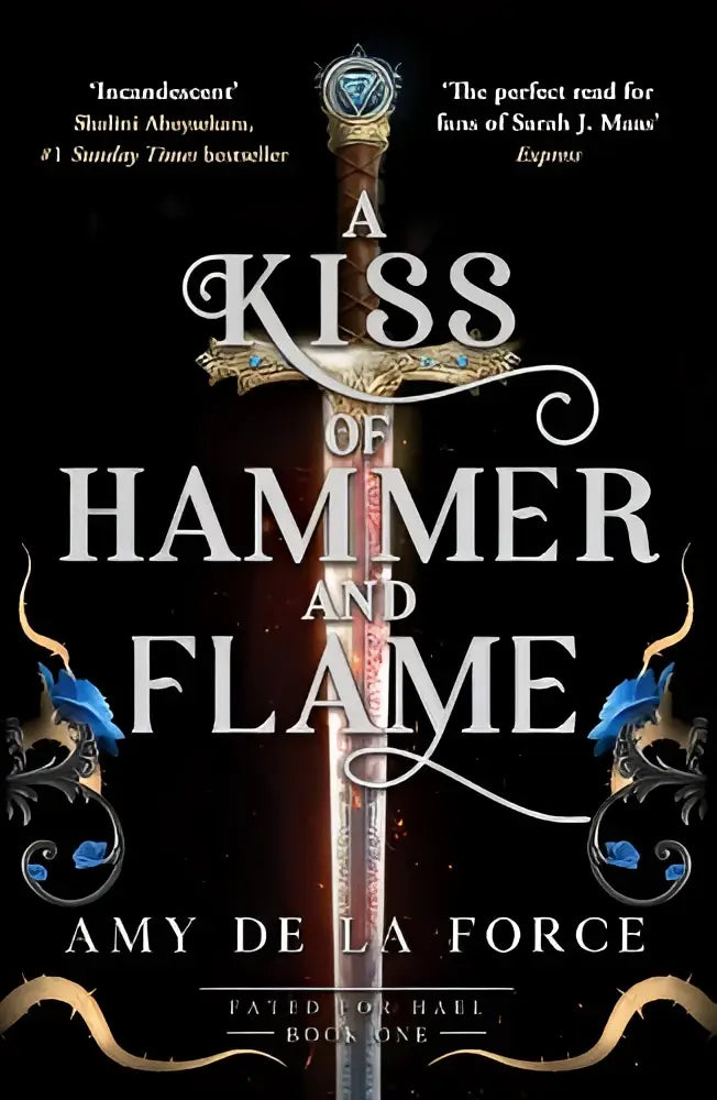 Een zwaard met een zilveren lemmet en een ornamenteel gouden handvat met blauwe edelstenen in de sizzling romantasy hammer and flame collectie