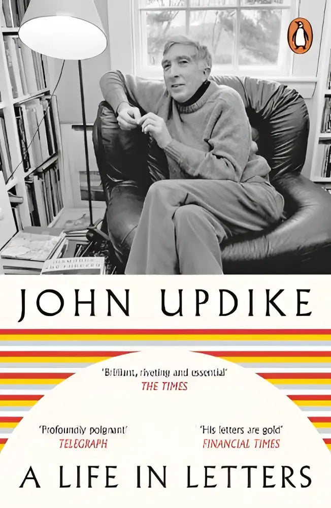 Zwart-wit boekomslag van john updike zittend in een fauteuil met de titel a life in letters over persoonlijke verhalen en journals