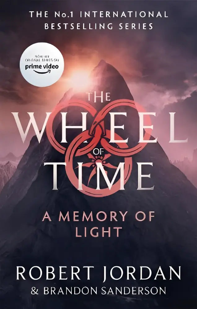 De cover van a memory of light boek 14 van the wheel toont een dramatische bergtop onder een gloeiende hemel nu een major tv series