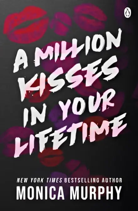De omslag van het boek a million kisses in your lifetime van Monica Murphy toont witte en roze letters met rode lippenstift afdrukken en een bad boy thema