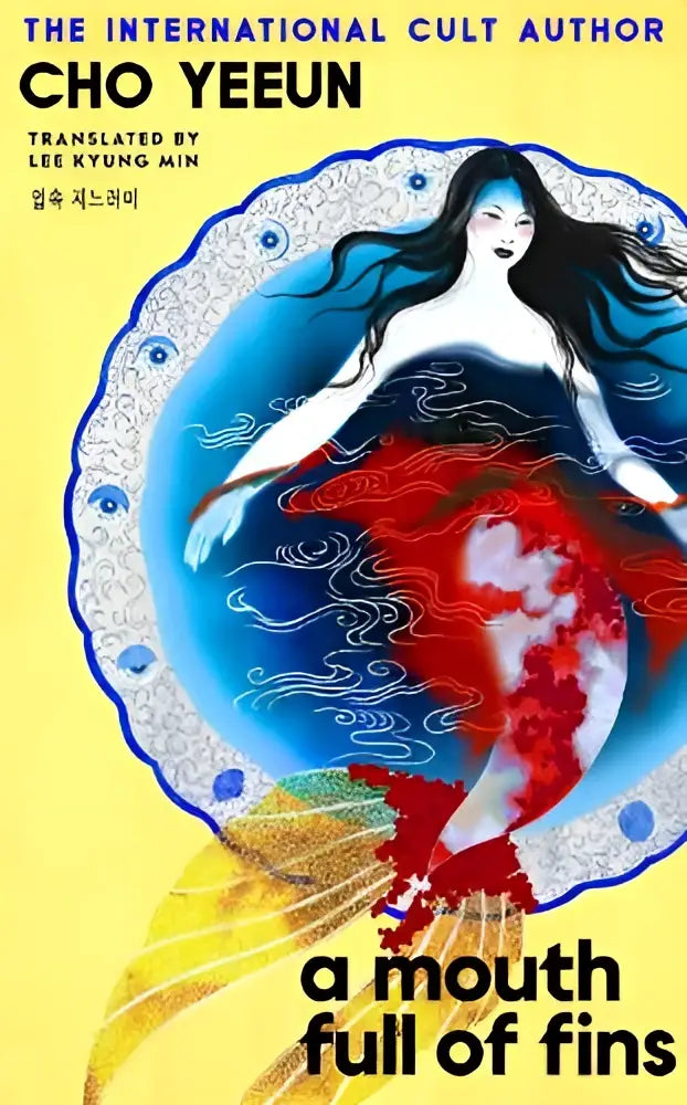 De boekcover van a mouth full toont een vrouw met lange zwarte haren in een roodblauwe jurk van vissenvinnen voor bovennatuurlijke fictie van cho yeeun