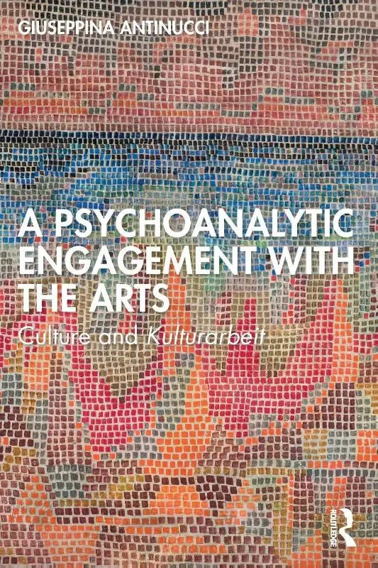 De boekomslag toont een levendig mozaïekontwerp met interlockende vierkanten in rood, oranje, blauw en bruin voor psychoanalytic engagement with the arts culture and kulturarbeit