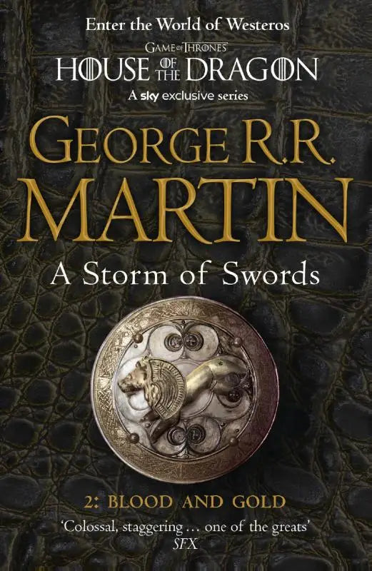 Een metalen, ingewikkeld gegraveerd rond schild met een goudkleurige leeuw en sierlijke patronen van ice and fire boek 3