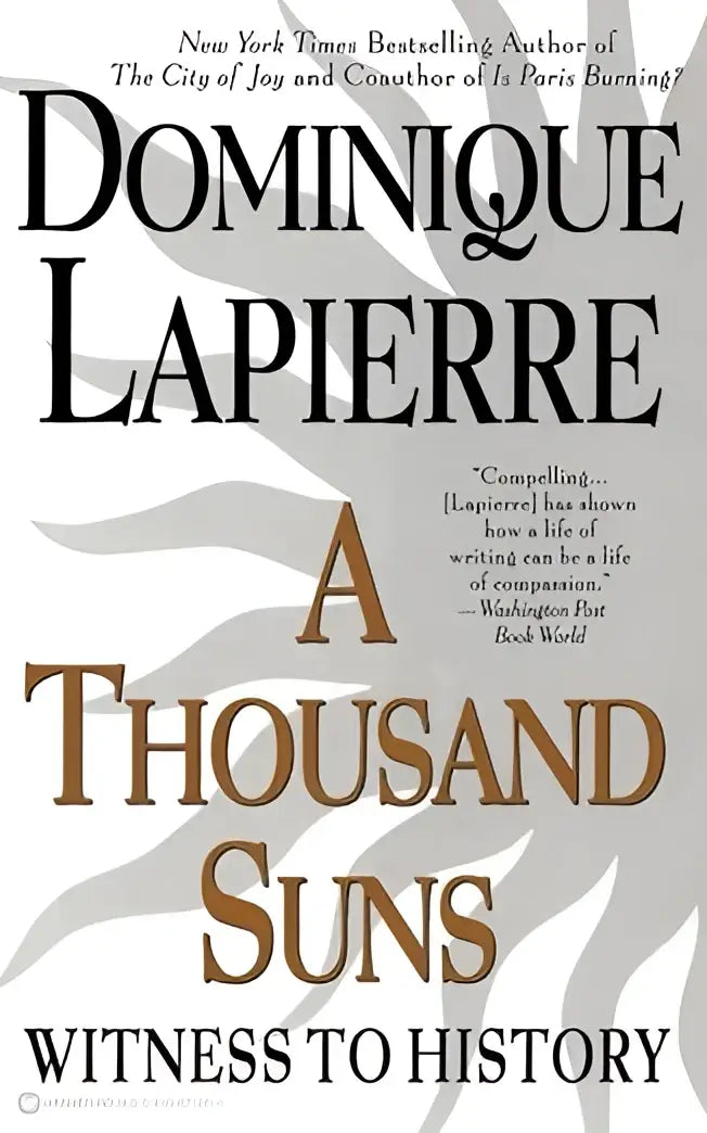Boekcover van a thousand suns door dominique lapierre met gouden letters op grijze achtergrond en witte veerpatronen