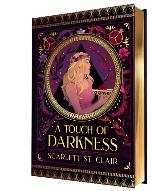 Een donkergroen collectors edition boek hades x persephone met gouden randen en een roze persephone illustratie