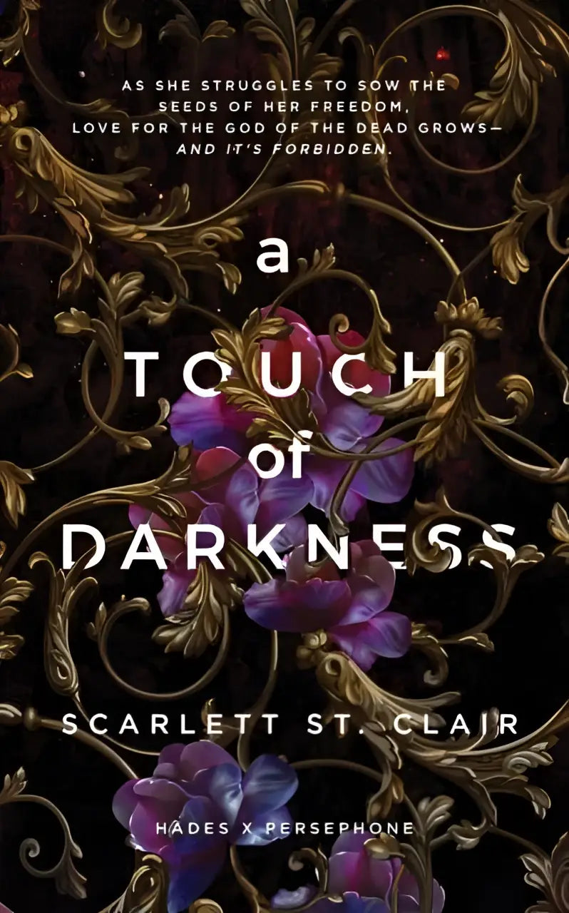 De boekcover van a touch of darkness toont goudkleurige filigraan en paarsachtige bloemen in een dark and enthralling stijl