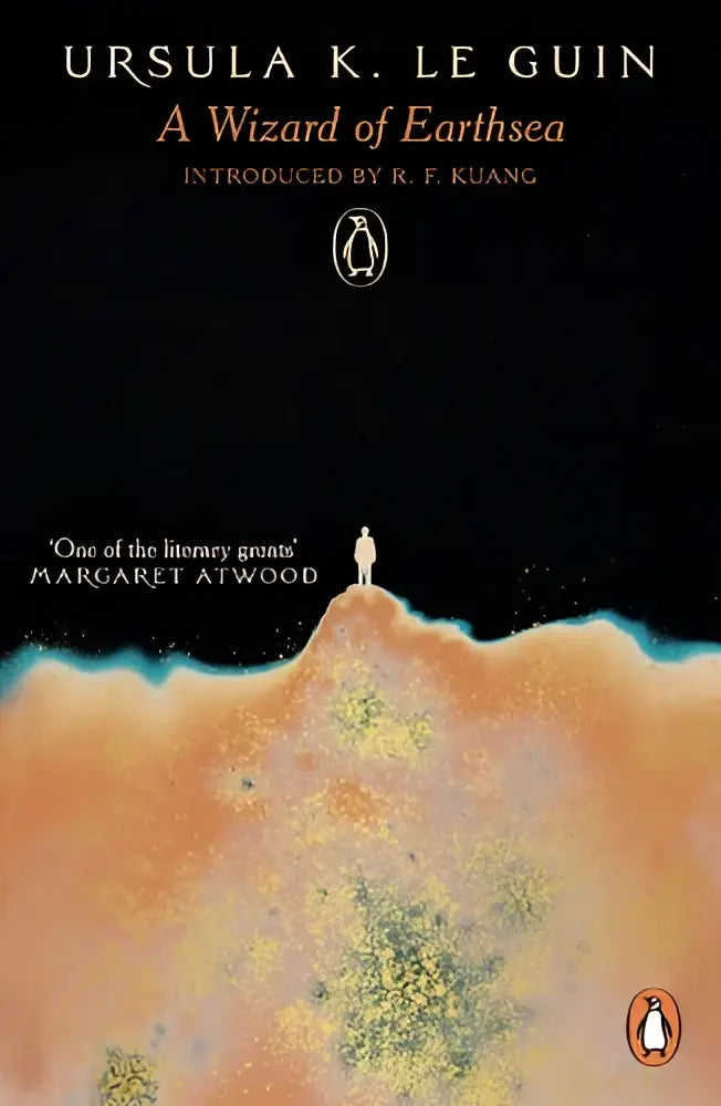Zwarte hardcoverboek a wizard of earthsea van ursula le guin met minimalistische omslag en een avontuurlijke fictieillustratie pre-order a wizard mogelijk
