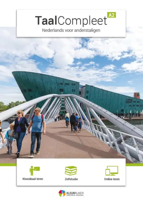 De cover van het taalcompleet a2 boek toont een moderne witte brug en een groenblauw gebouw onder een blauwe lucht