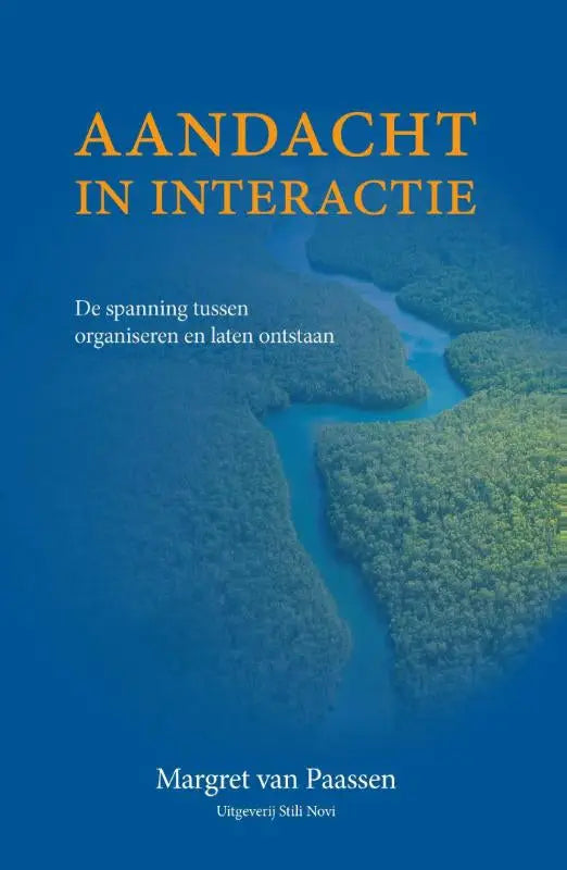 Blauwe boekcover aandacht in interactie met afbeelding van rivier door groen bos uitgeverij stili novi management algemeen