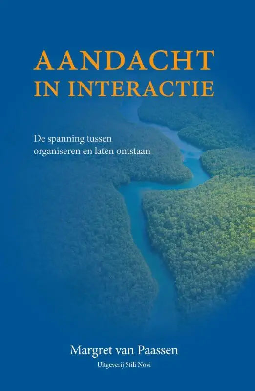 Blauwe boekcover aandacht in interactie met foto van een rivier door boslandschap en thema laten ontstaan
