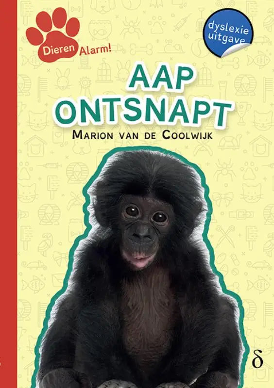 Een zwarte en bruine baby aap met pluizige vacht gezeten op een lichte gele achtergrond uit serie dierenalarm aap ontsnapt