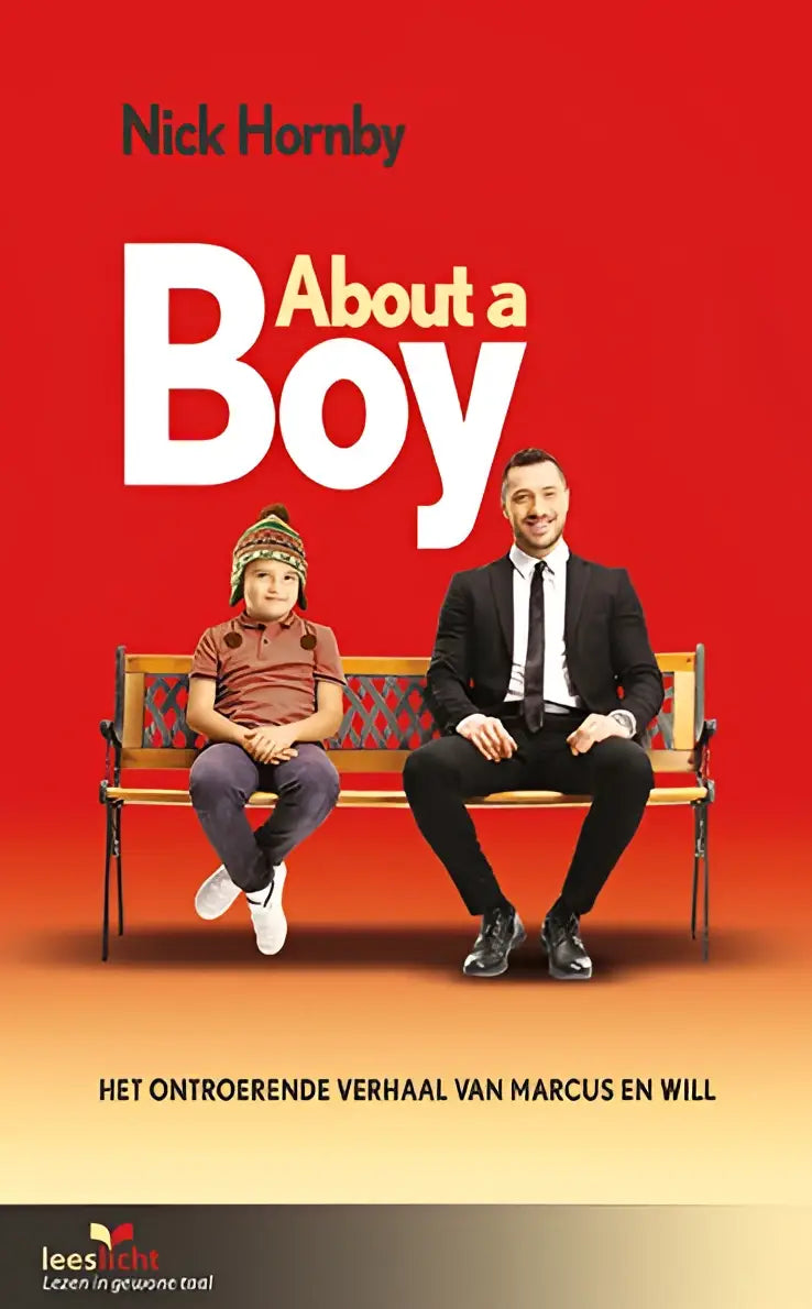 Rood boek over a boy van nick hornby met twee personen zittend op houten bank tegen rode achtergrond