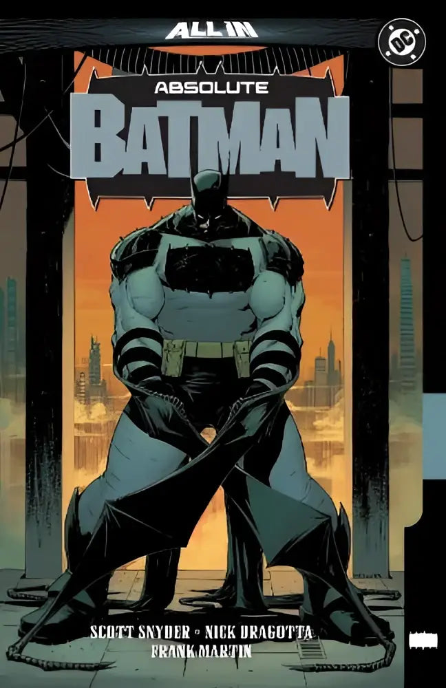 Batman in donkergrijs en zwart gepantserd pak met gestructureerde cape voor oranje stadsscène in absolute batman the zoo
