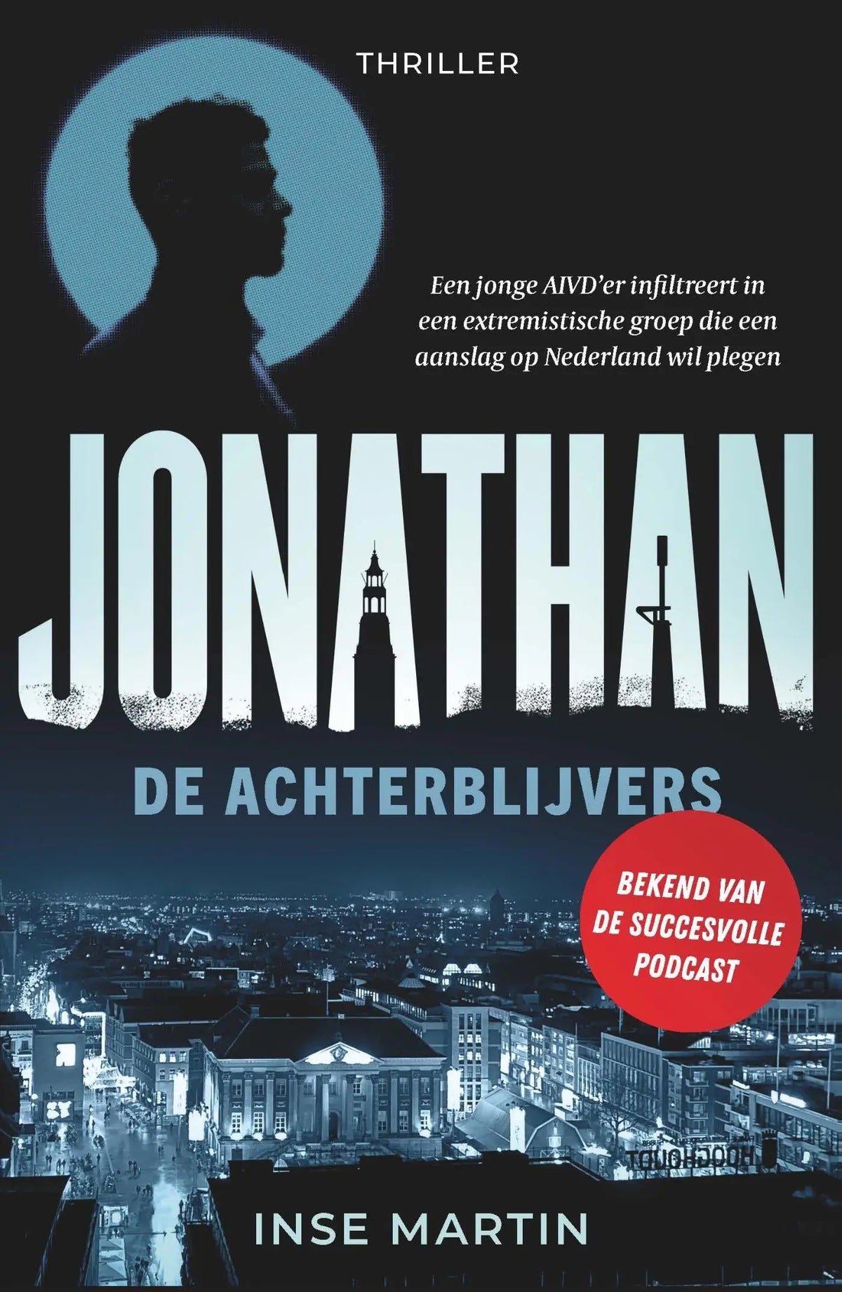 Donkerblauwe literaire thriller jonathan de achterblijvers van inse martin met silhouet en stedelijke skyline, uitgever luitingh sijthoff