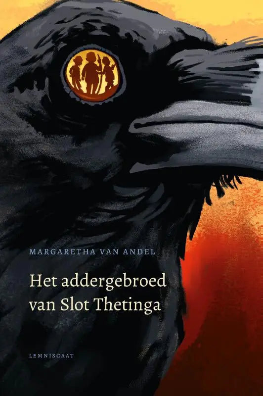 Een zwarte kraai met gedetailleerd veergedetail en een oranje oogmotief van drie figuren op slot thetinga product