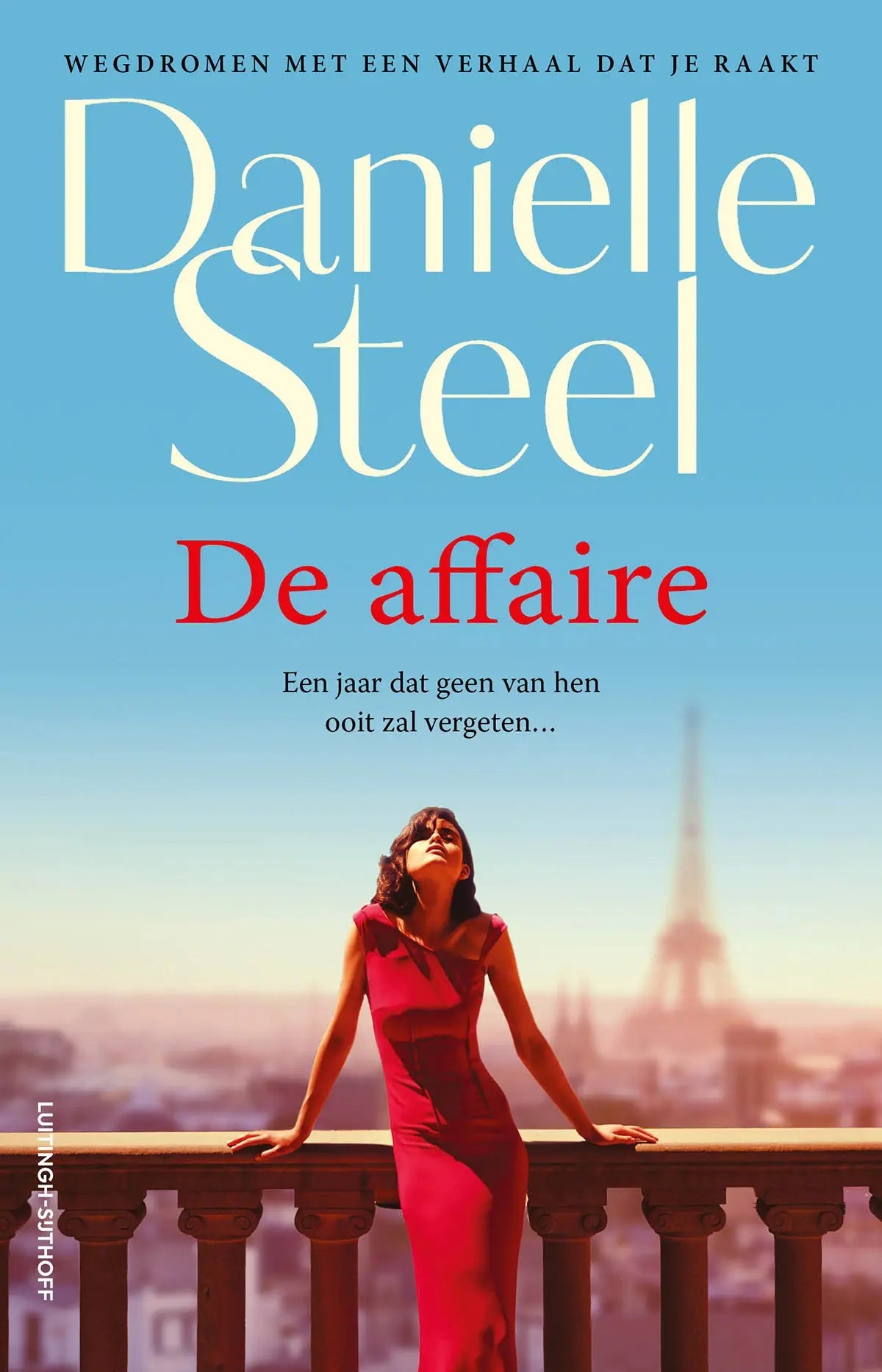 Een vrouw in een helderrode, mouwloze jurk staat op een balkon met haar handen op de reling bij danielle steel de affaire van luitingh sijthoff