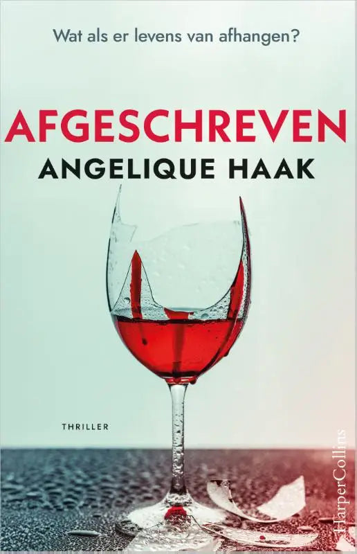 Een gebroken rode wijnglas met lange steel en verspreide scherven bij het product afgeschreven wat als er levens van afhangen