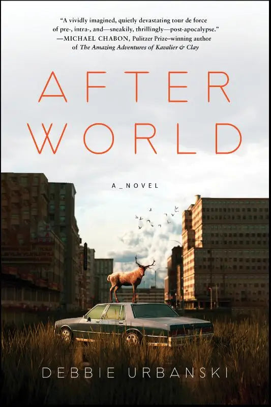 De roman after world van debbie urbanski toont een zilvergrijze sedan met een hert erbovenop tegen een overwoekerde stedelijke achtergrond