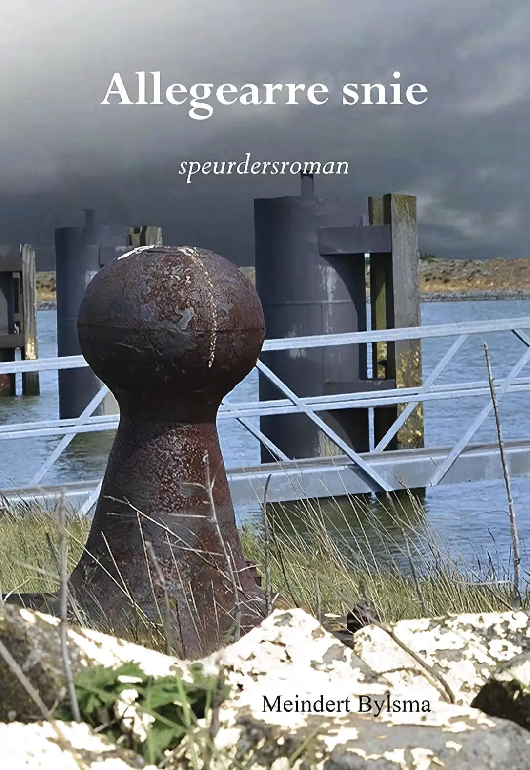 Roestige ronde metalen bollard met verweerde donkerbruine patina van allegearre snie door meindert bylsma