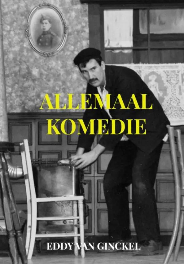 Zwart-wit foto van een man in formele kleding die over een oude metalen pot leunt op een houten stoel in allemaal komedie