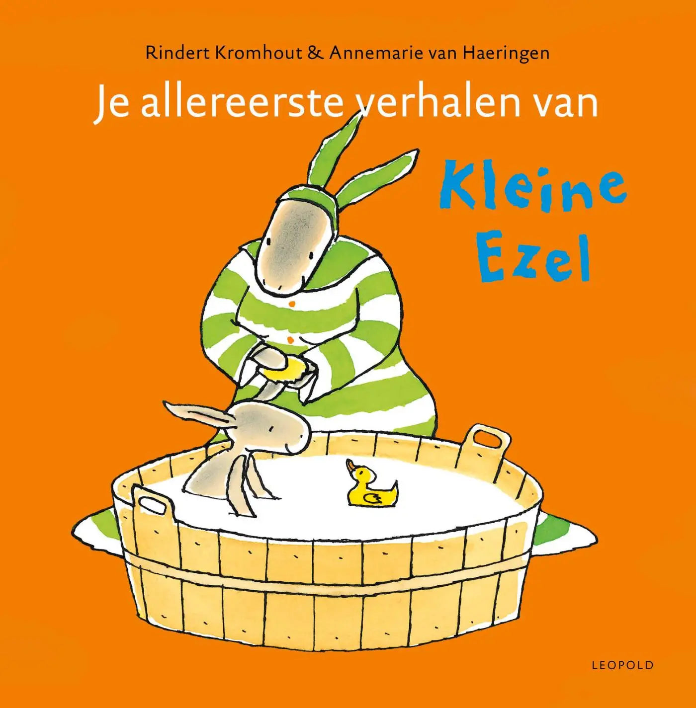 Een cartoonillustratie van een groenwitgestreepte konijn in een konijnenmuts die een kleine konijn wast in houten bad met gele rubberen eend voor jonge lezers in je allereerste verhalen van kleine ezel
