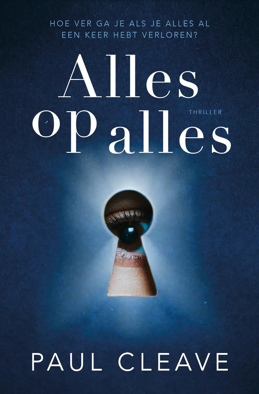 Een opmerkelijk oog met donkere pupil en gedetailleerde iris kijkt door een sleutelgat op de cover van alles op alles paul cleave luitingh sijthoff