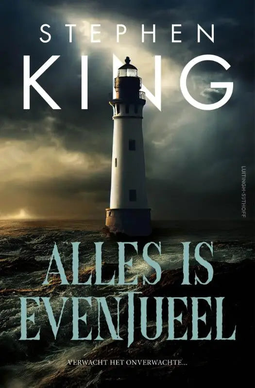 Een witte vuurtoren met zwarte lanternroom staat tegen een stormachtige lucht en ruige zee bij spannende boeken algemeen zoals stephen king