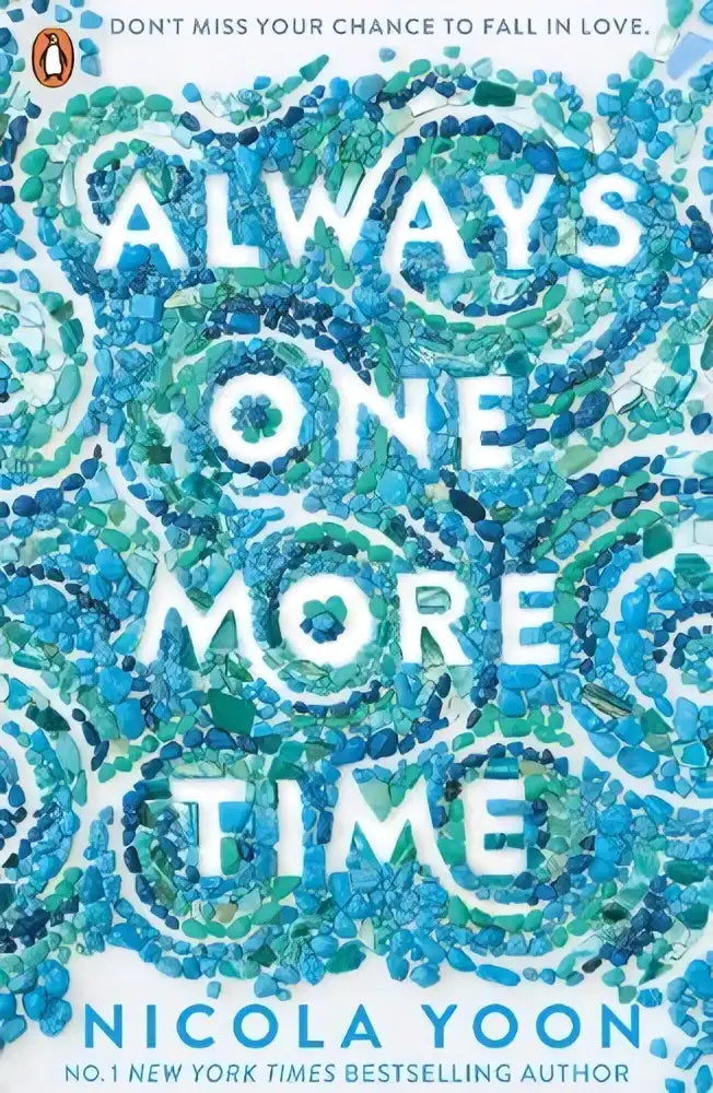 Het boek always one more time van nicola yoon heeft een levendig blauwgroen mozaïekdesign op de omslag