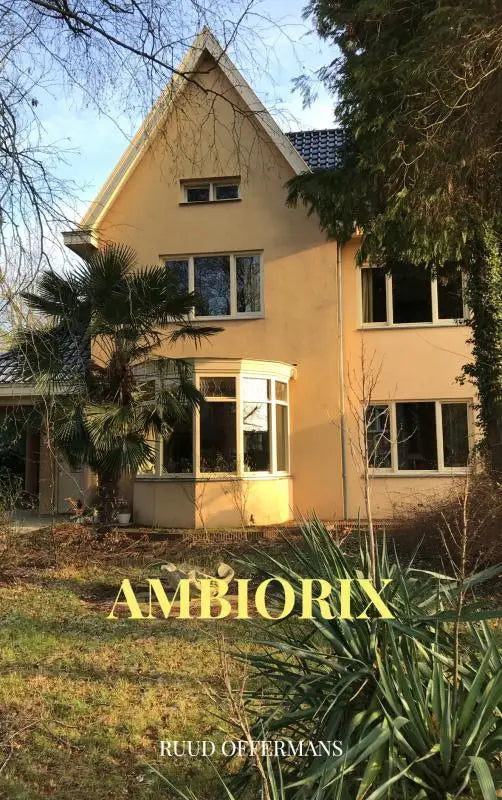 Ambiorix twee verdiepingen paleergeel huis met zadeldak witte raamkozijnen en erker aan de voorgevel