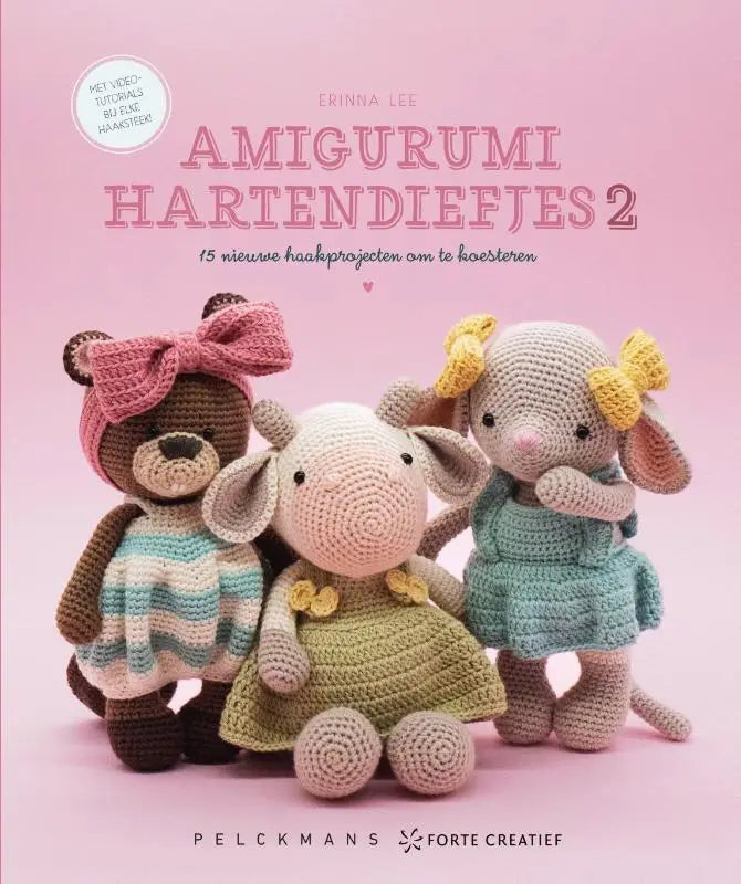 Gehaakt amigurumi hartendiefjes teddybeer met roze strik en gestreepte jurk uit nieuwe haakprojecten collectie