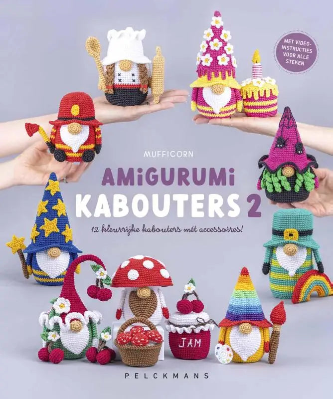 Kleurrijke gehaakte amigurumi kabouters mét accessoires in speelse outfits uit de amigurumi kabouters 2 collectie