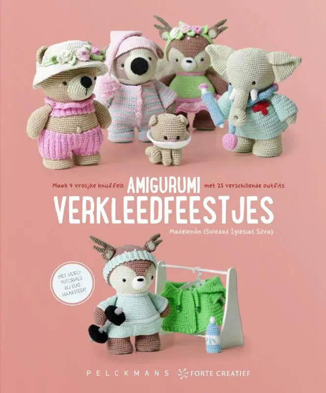Een charmant gehaakte amigurumi hert in een lichtblauw gebreid outfit met bloemen op de hoorns, ideaal voor amigurumi verkleedfeestjes