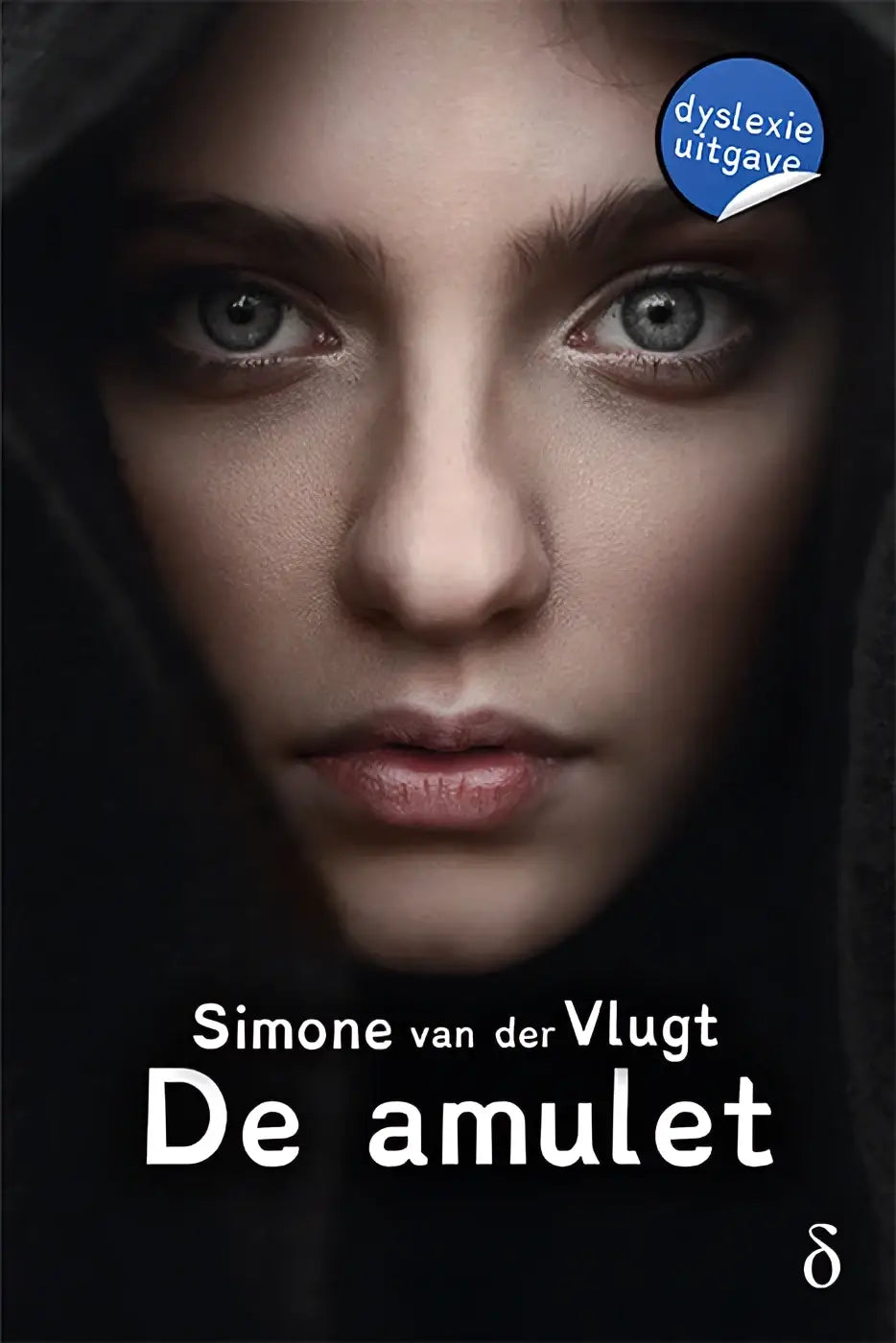 Donkere boekomslag van De amulet met een close-up portret van een vrouw met opvallende blauwe ogen