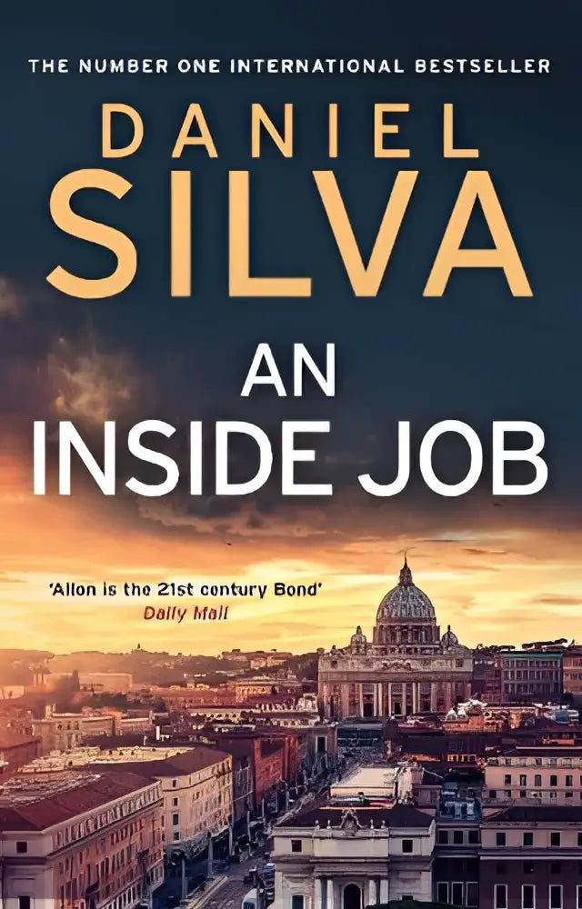 De cover van het boek an inside job van daniel silva toont een goudengele titel tegen een dramatische zonsondergang boven vaticaanstad