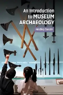 Een introductie tot museumarcheologie toont kinderen die voor een tentoonstelling met houten speren en pijlen zitten