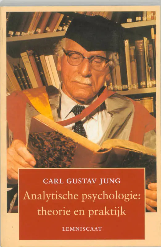 Het boek analytische psychologie toont carl gustav jung in academische toga met de titel op een rode banner
